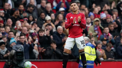 Simone Inzaghi celebrating with his Inter Milan players after beating Barcelona.